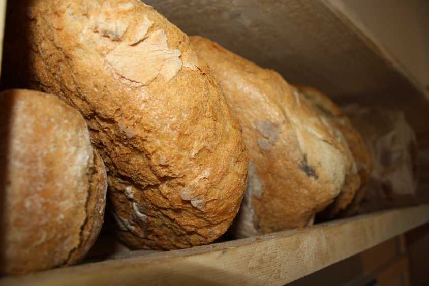 Degusta painea de pe vremuri la Moara Veche de la Hosman