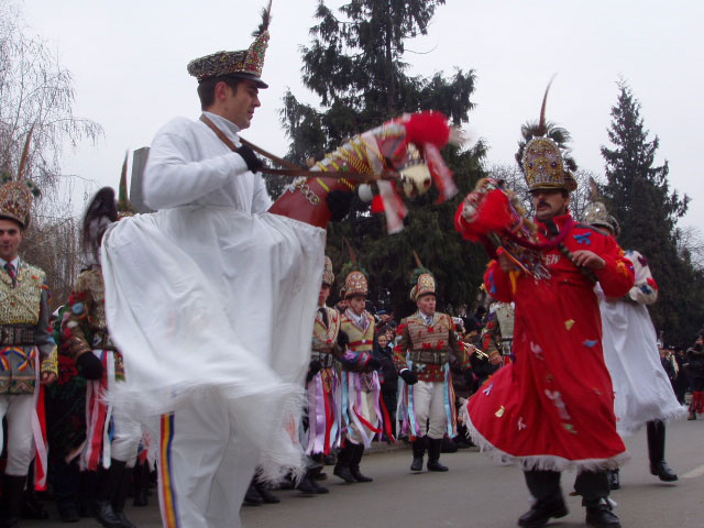 Die Poplaca Jugendliche, die den alten rumänischen Calusar Tanz ausüben