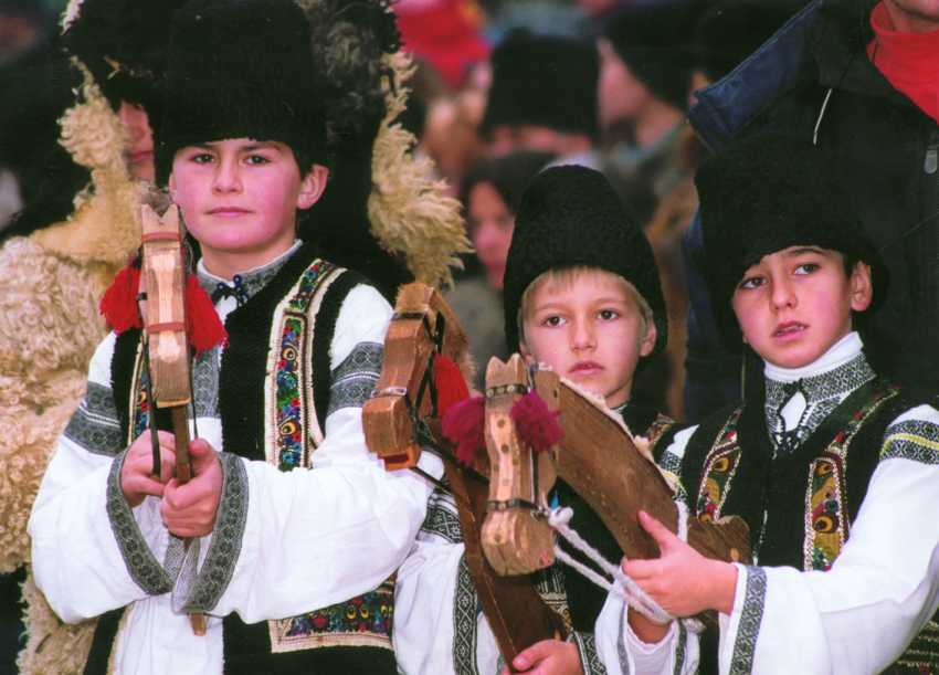 Calusarii de Poplaca, tinerii care duc mai departe cel mai vechi dans romanesc