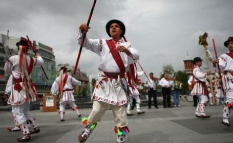 Die Poplaca Jugendliche, die den alten rumänischen Calusar Tanz ausüben