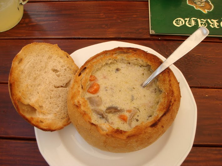 Bohnensuppe im Brot, eine  kulinarische Delikatesse aus der Region des Parang-Gebirges