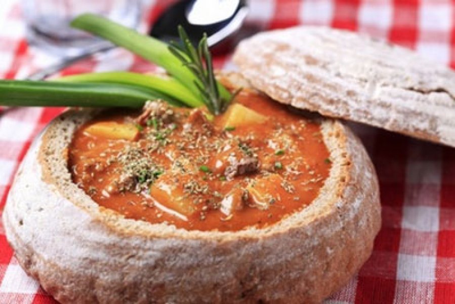 Bohnensuppe im Brot, eine  kulinarische Delikatesse aus der Region des Parang-Gebirges