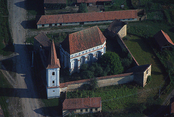Biserica-cetate din Cloasterf, una dintre putinele cu etaj de aparare