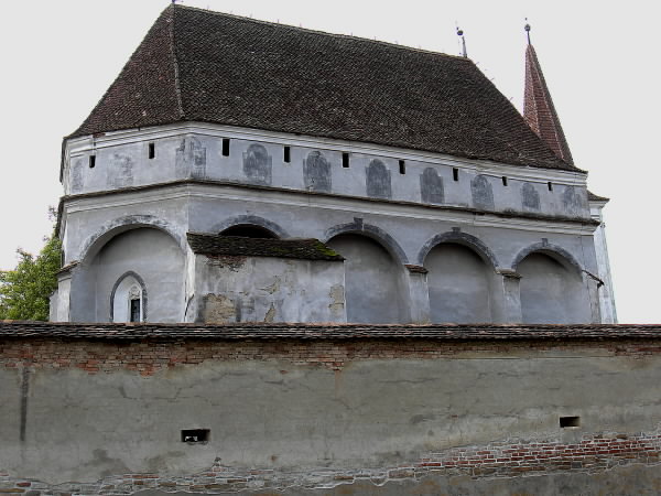 Biserica-cetate din Cloasterf, una dintre putinele cu etaj de aparare