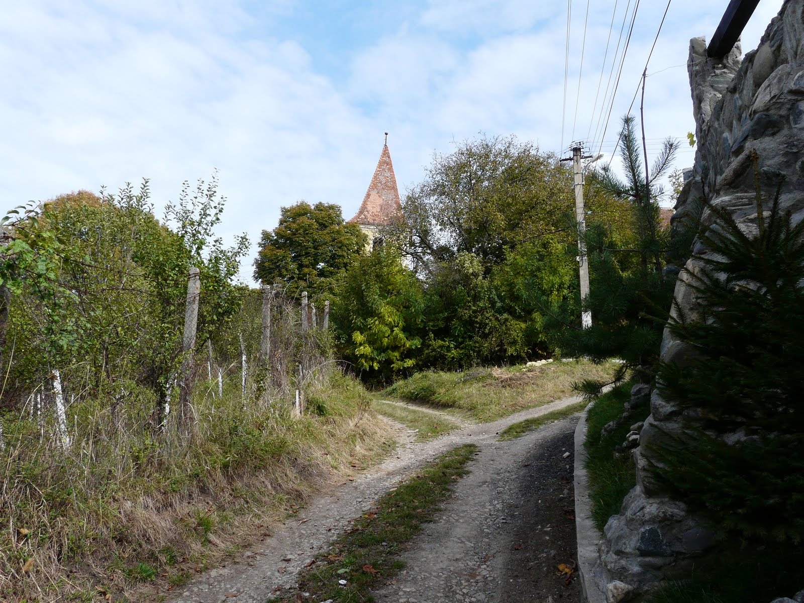 Turnul bisericii din Rusi, cel mai inclinat din Romania