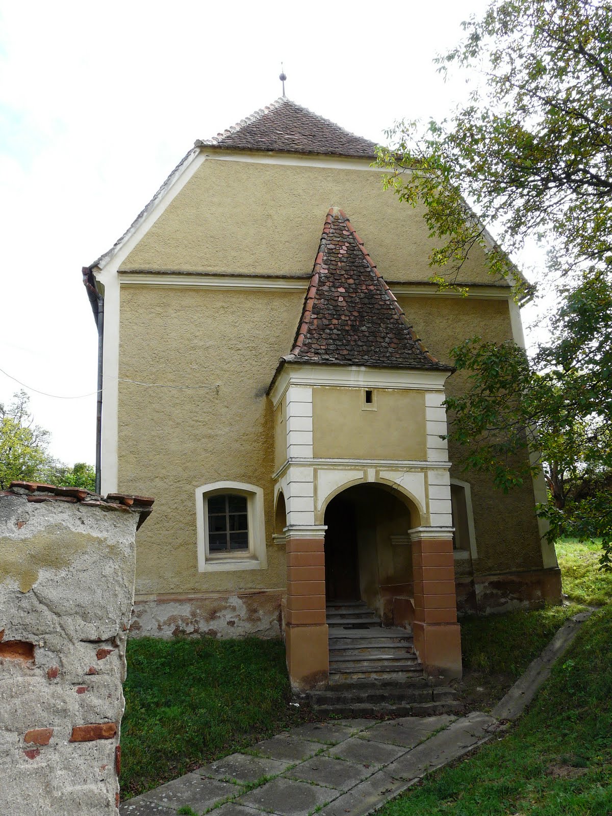 Der Kirchturm von Reussen, der schiefste aus Rumänien