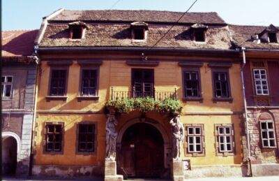 Casa cu Cariatide, una dintre emblemele barocului in Sibiu